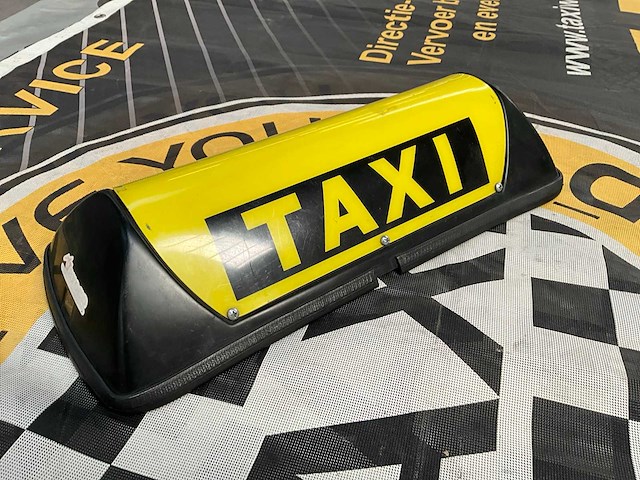 Taxibord/lamp + diverse taxi reclamedoeken (8x) - afbeelding 2 van  5