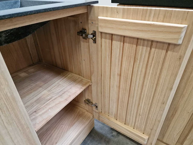 Teakline badkamermeubel dubai 150cm met 2 deuren + 3 laden - terrazzo waskom - afbeelding 3 van  6