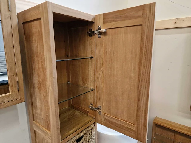 Teakline louvre kolomkast 35 x 35 x 180cm 2 draaideuren met nis rechts open - afbeelding 2 van  4