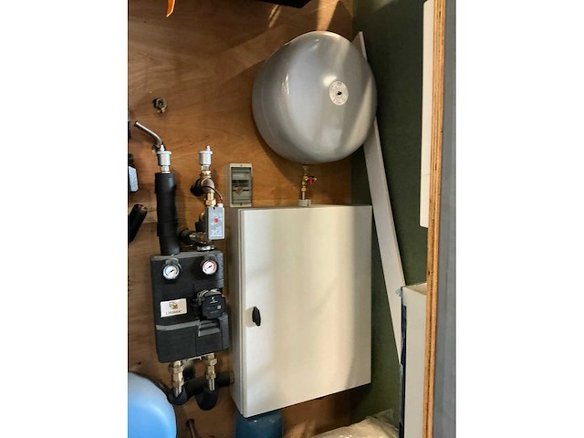 Technical unit with water boiler, electrical, solar panel connection - afbeelding 9 van  15