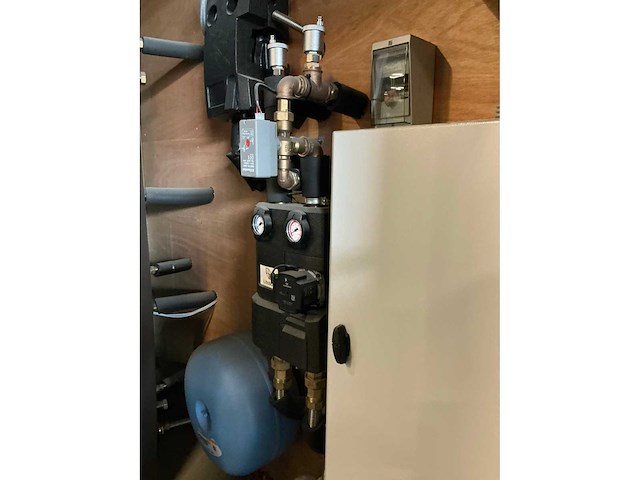 Technical unit with water boiler, electrical, solar panel connection - afbeelding 14 van  15