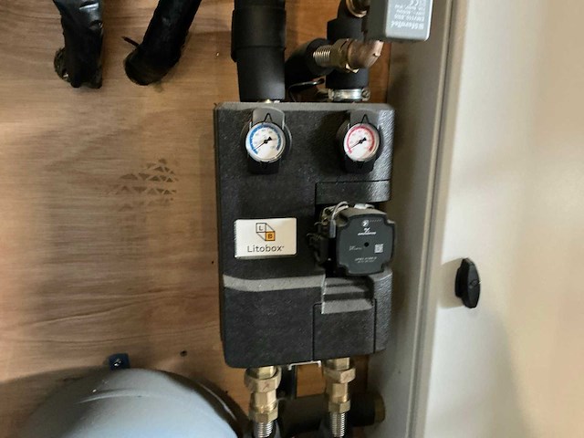 Technical unit with water boiler, electrical, solar panel connection - afbeelding 5 van  15