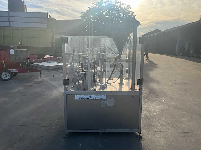 Techniplast automatische draaipotvullings-/verpakkingsmachine techniplast – automatische draaipotvullings- en verpakkingsmachine – yoghurt / voedingsproducten – roestvrij staal - afbeelding 3 van  22