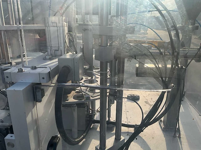 Techniplast automatische draaipotvullings-/verpakkingsmachine techniplast – automatische draaipotvullings- en verpakkingsmachine – yoghurt / voedingsproducten – roestvrij staal - afbeelding 13 van  22