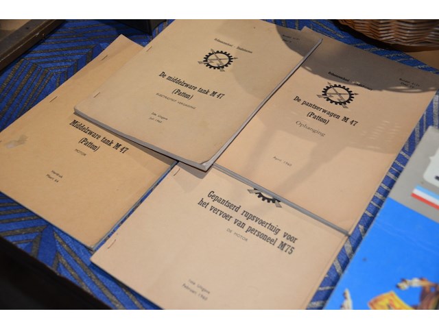 Technische handleidingen tank, pantserwagen, rupsvoertuig, etc. - afbeelding 1 van  3