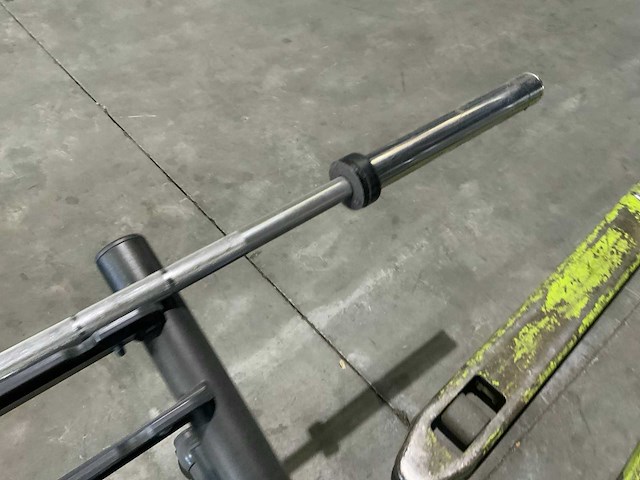 Technogym 6 pair rek dumbell met stang krachtstation - afbeelding 2 van  4