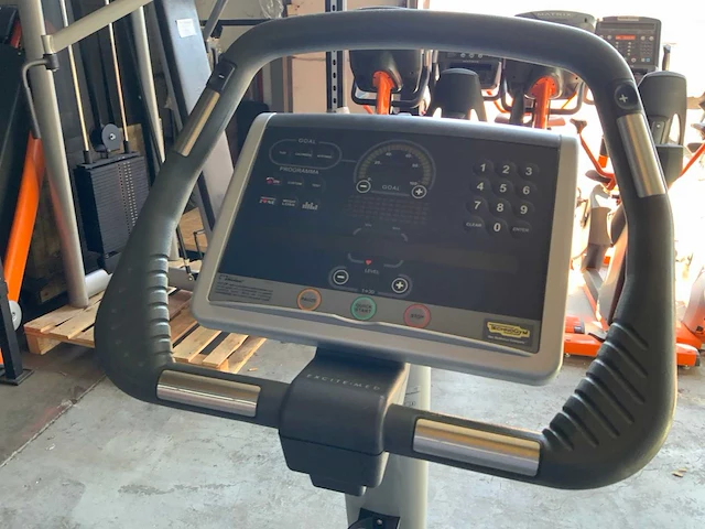 Technogym classic bike 700 led home trainer - afbeelding 3 van  5