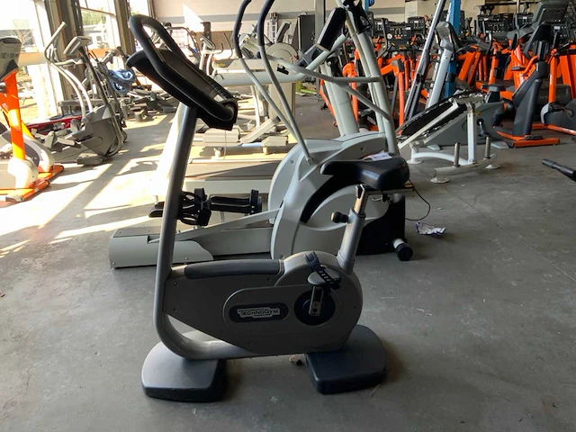 Technogym classic bike 700 led home trainer - afbeelding 4 van  5