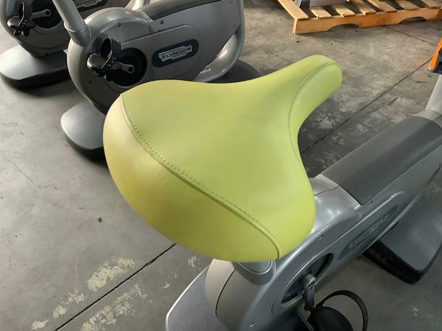 Technogym classic bike 700ie tv home trainer - afbeelding 2 van  5