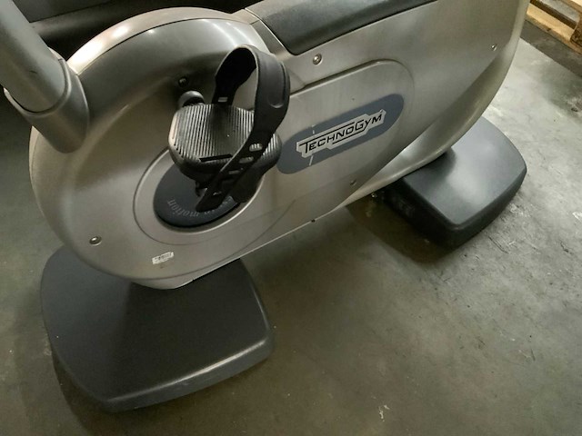 Technogym classic bike 700ie tv home trainer - afbeelding 2 van  2
