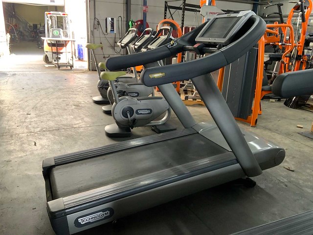 Technogym classic run 700ie tv loopband - afbeelding 3 van  6