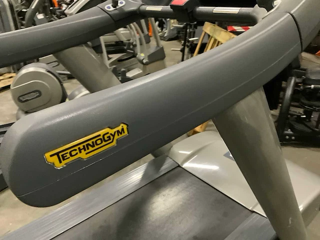 Technogym classic run 700ie tv loopband - afbeelding 3 van  6