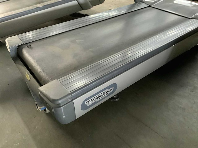 Technogym classic run 700ie tv loopband - afbeelding 2 van  5