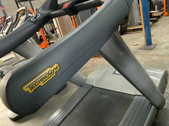 Technogym classic run 700ie tv loopband - afbeelding 3 van  6
