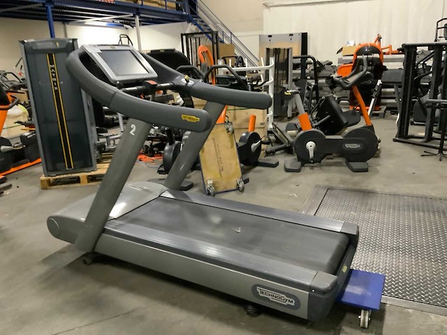 Technogym classic run 700ie tv loopband - afbeelding 1 van  6