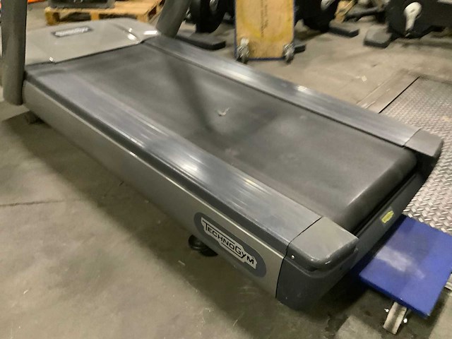 Technogym classic run 700ie tv loopband - afbeelding 2 van  6