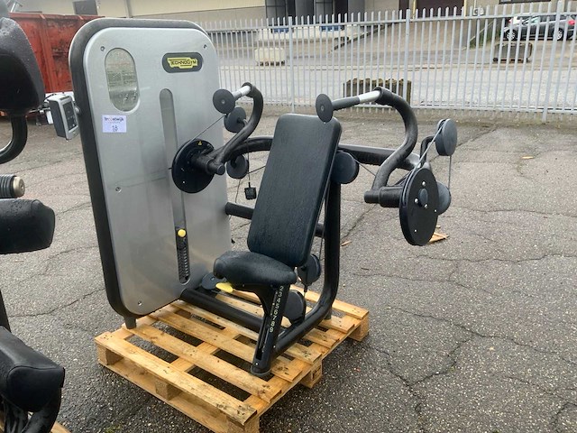 Technogym element chestpress krachtstation - afbeelding 1 van  4