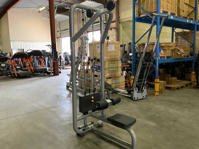 Technogym element lat pulley krachtstation - afbeelding 1 van  4