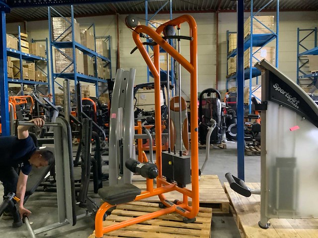 Technogym element lat pulley krachtstation - afbeelding 1 van  4
