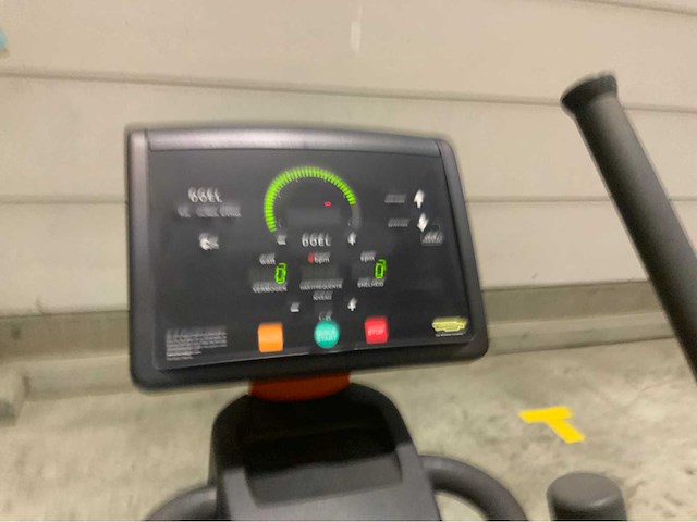 Technogym excite 1x crossover;1x recline;2x new bike 1x vario 5 cardio machines overige cardiotoestellen - afbeelding 3 van  3