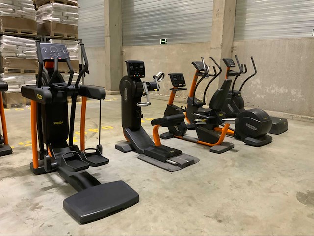 Technogym excite 1x crossover;1x synchro1x recline;1x top 1x vario 5 cardio machines overige cardiotoestellen - afbeelding 1 van  3