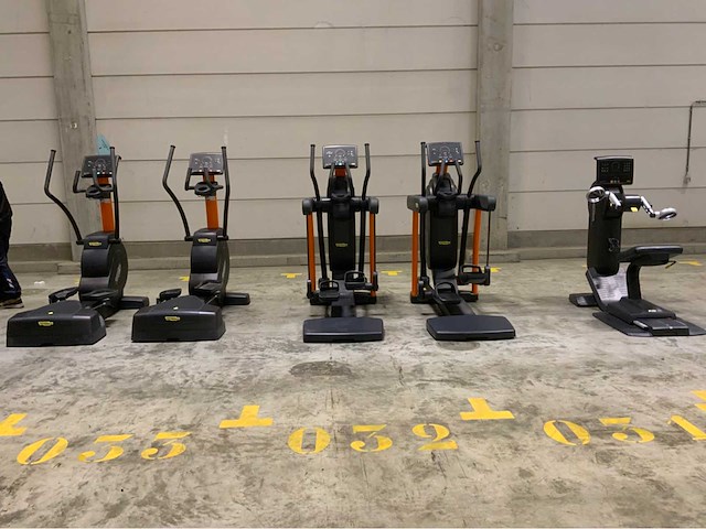 Technogym excite 2x crossover;2xvario1x top 5 units cardio overige cardiotoestellen - afbeelding 1 van  6