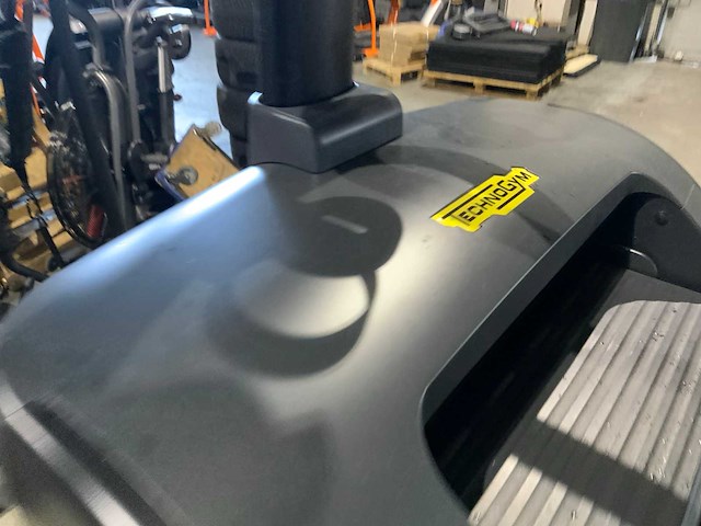 Technogym excite+ climbmill 1000 led crosstrainer - afbeelding 4 van  6