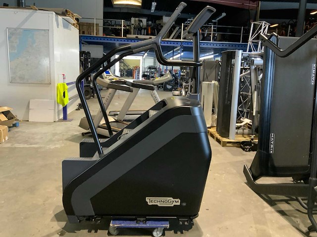 Technogym excite+ climbmill 1000 led crosstrainer - afbeelding 6 van  6