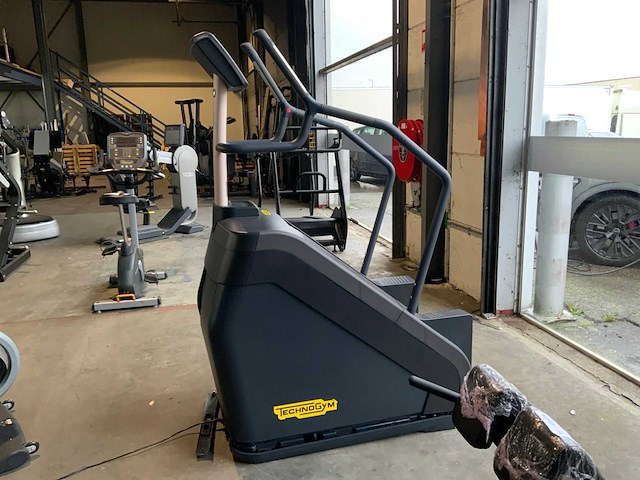 Technogym excite+ climbmill 1000 led crosstrainer - afbeelding 2 van  6