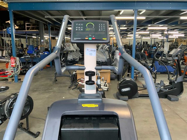 Technogym excite+ climbmill 1000 led crosstrainer - afbeelding 4 van  6