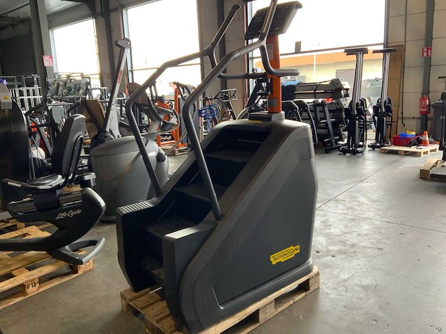 Technogym excite+ climbmill 1000 led stepper - afbeelding 1 van  7