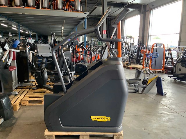 Technogym excite+ climbmill 1000 led stepper - afbeelding 2 van  7