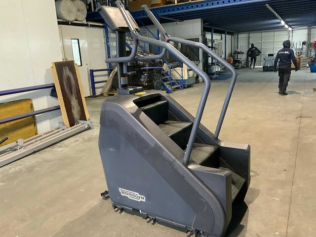 Technogym excite+ climbmill 700 led crosstrainer - afbeelding 1 van  8