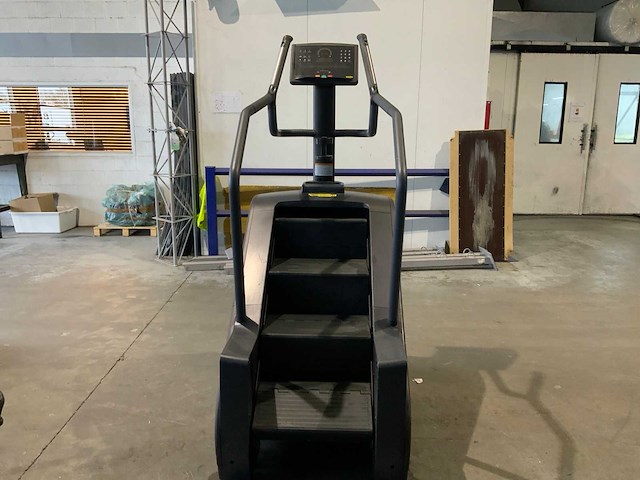 Technogym excite+ climbmill 700 led crosstrainer - afbeelding 2 van  8