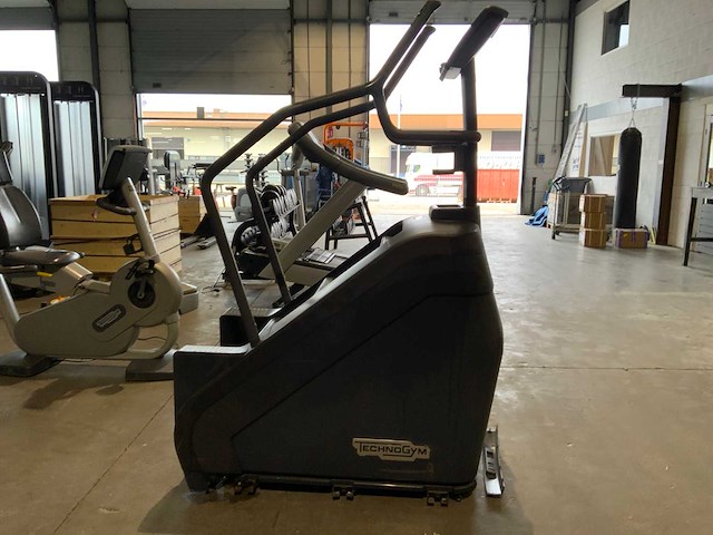 Technogym excite+ climbmill 700 led crosstrainer - afbeelding 8 van  8