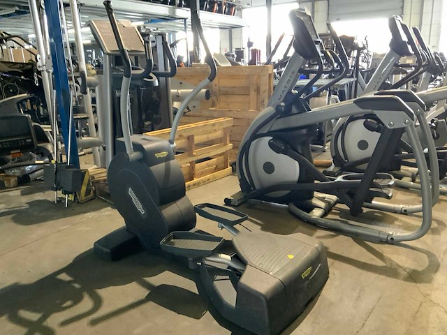 Technogym excite+ crossover 700 led crosstrainer - afbeelding 1 van  4