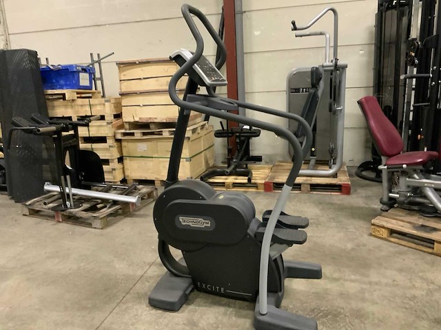 Technogym excite+ new step 500 led stepper - afbeelding 1 van  3
