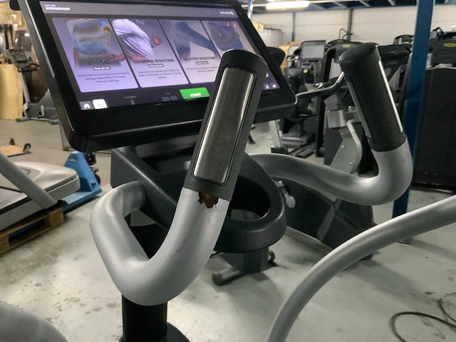Technogym excite+ synchro 1000 unity 3 live crosstrainer - afbeelding 6 van  7