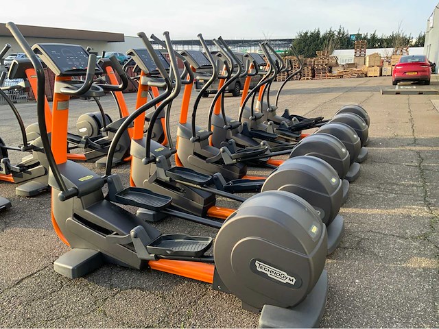 Technogym excite+ synchro 500 led 10x crosstrainer - afbeelding 2 van  3