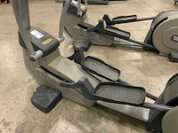 Technogym excite synchro 500 led crosstrainer - afbeelding 3 van  5