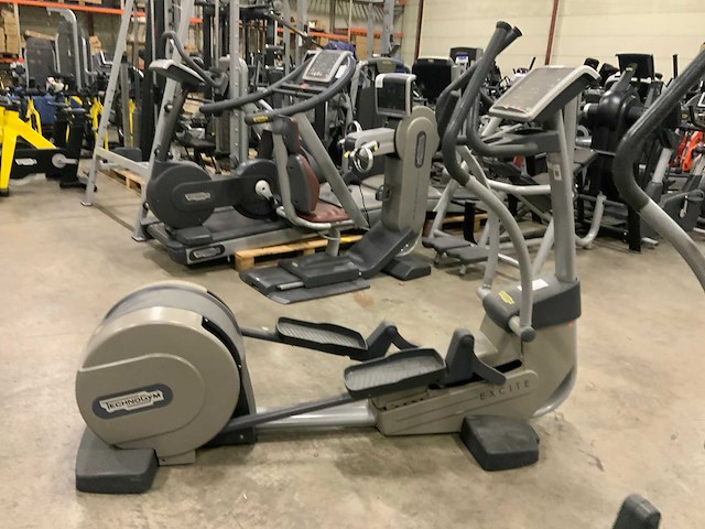 Technogym excite synchro 500 led crosstrainer - afbeelding 4 van  5