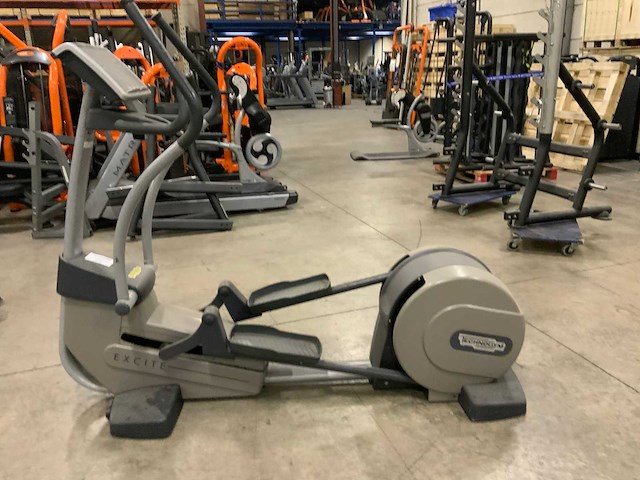 Technogym excite synchro 500 led crosstrainer - afbeelding 3 van  5