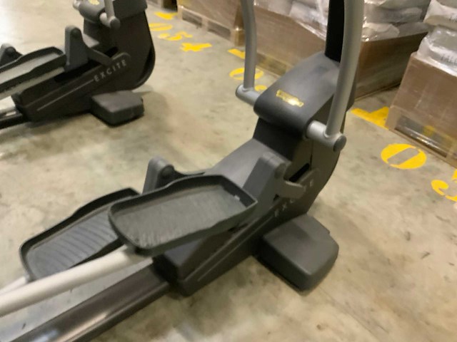 Technogym excite synchro 500 led crosstrainer - afbeelding 3 van  5