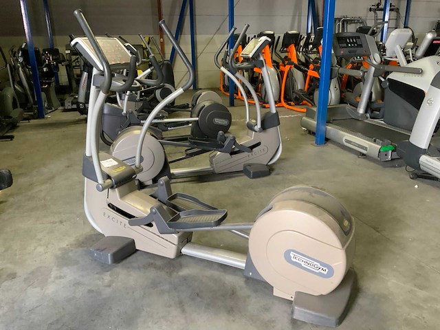 Technogym excite synchro 500 led crosstrainer - afbeelding 1 van  6