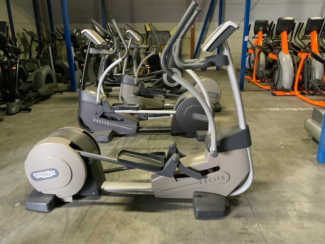 Technogym excite synchro 500 led crosstrainer - afbeelding 1 van  6