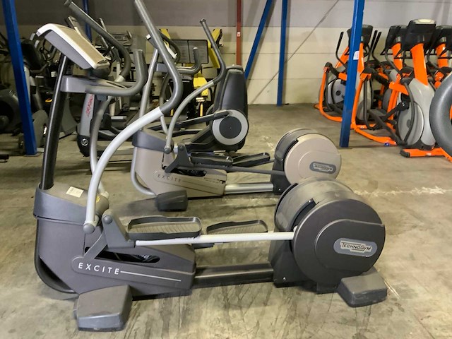 Technogym excite synchro 500 led crosstrainer - afbeelding 1 van  6