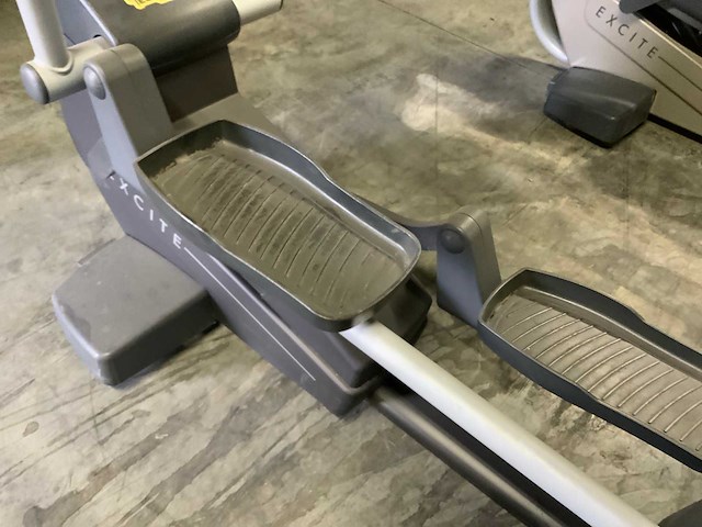 Technogym excite synchro 500 led crosstrainer - afbeelding 3 van  6