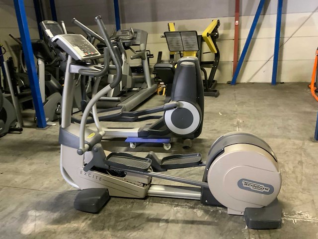 Technogym excite synchro 500 led crosstrainer - afbeelding 1 van  5