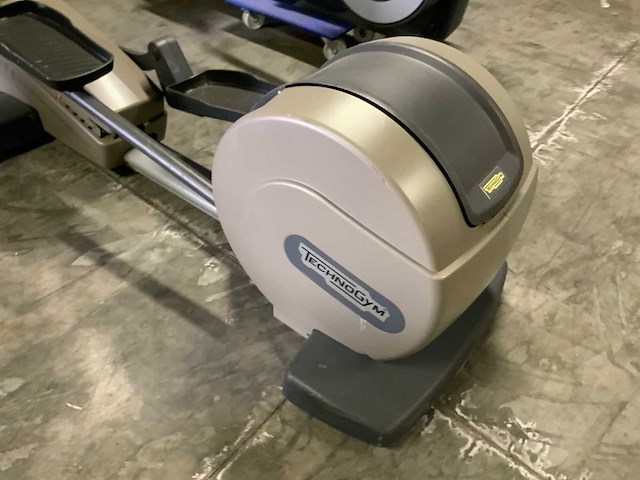 Technogym excite synchro 500 led crosstrainer - afbeelding 2 van  5