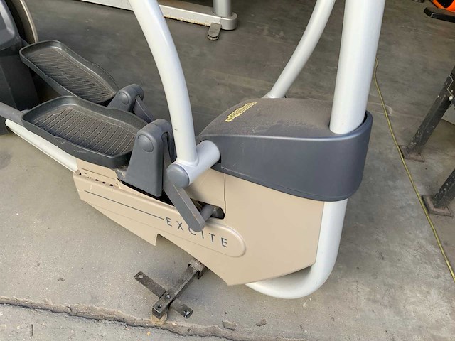 Technogym excite synchro 500 led crosstrainer - afbeelding 3 van  5